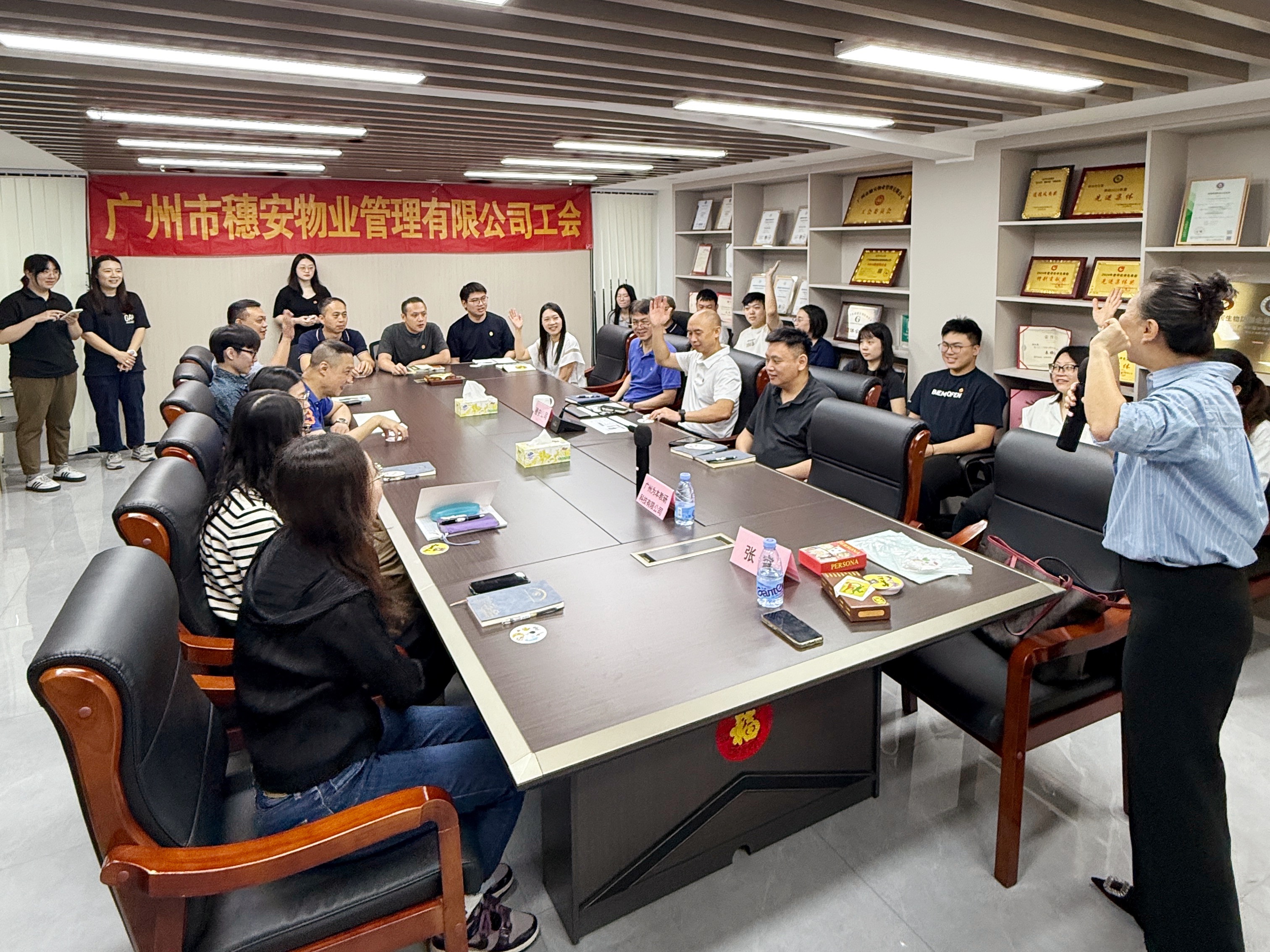 为本教育"益企行"公益心理体验活动走进企业：OH卡探索自我，赋能职场心理健康